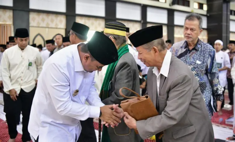 Pj Gubernur Bahtiar Hadiri Haul Ke-18 Puang Ramma Pj Gubernur Bahtiar Hadiri Haul Ke-18 Puang Ramma