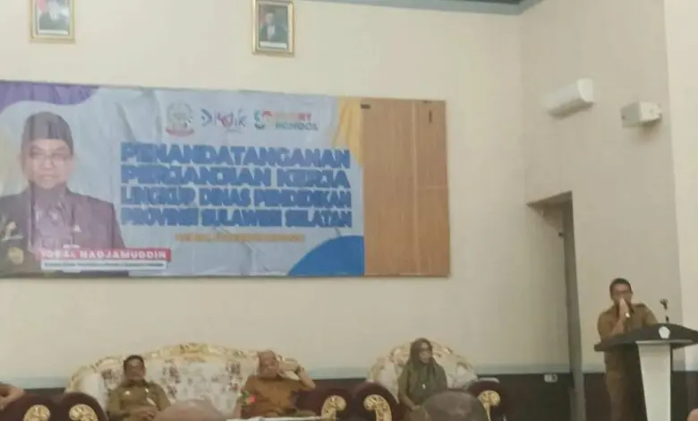 Pejabat dan ASN Disdik Sulsel Teken Perjanjian Kerja 2024 Pejabat dan ASN Disdik Sulsel Teken Perjanjian Kerja 2024