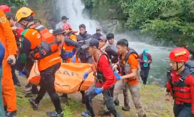 Tim SAR Sulsel Evakuasi Dua Jasad yang Tenggelam di Dua Tempat Tim SAR Sulsel Evakuasi Dua Jasad yang Tenggelam di Dua Tempat