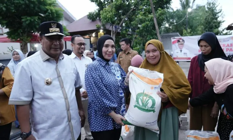Pj Gubernur dan Pj Ketua PKK Sulsel Salurkan Bantuan Pangan Presiden Jokowi untuk Warga Bone Pj Gubernur dan Pj Ketua PKK Sulsel Salurkan Bantuan Pangan Presiden Jokowi untuk Warga Bone