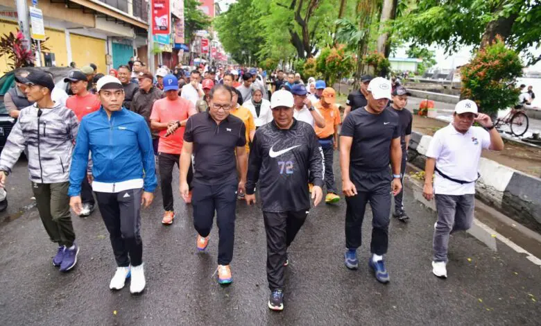 Cooling Down Jelang Pemilu 2024, Pj Gubernur Sulsel Inisiasi Jalan Sehat dan Bakti Sosial di Pantai Losari Cooling Down Jelang Pemilu 2024, Pj Gubernur Sulsel Inisiasi Jalan Sehat dan Bakti Sosial di Pantai Losari