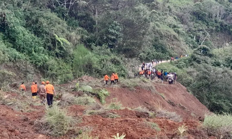 Longsor di Kabupaten Luwu Telan Korban Jiwa, Jalan Poros Putus Longsor di Kabupaten Luwu Telan Korban Jiwa, Jalan Poros Putus
