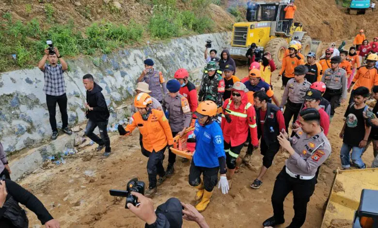 Pemprov Sulsel Salurkan 1 Ton Beras ke Lokasi Bencana Longsor Luwu Pemprov Sulsel Salurkan 1 Ton Beras ke Lokasi Bencana Longsor Luwu