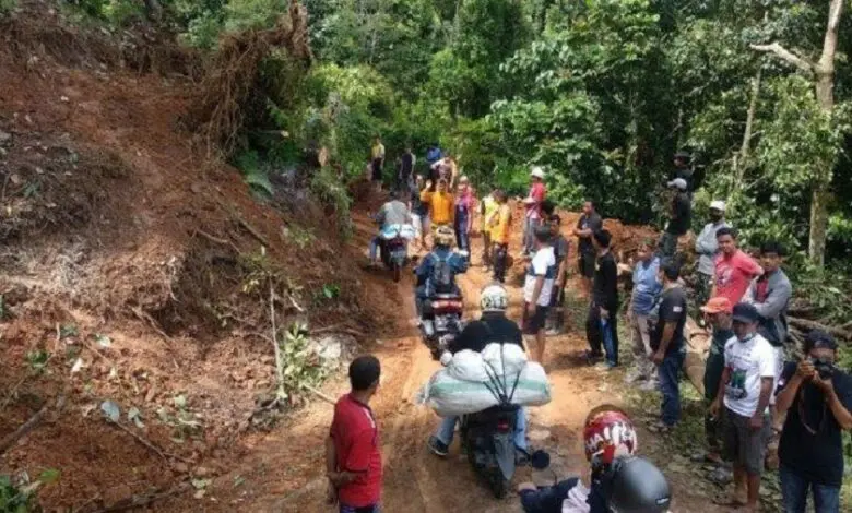 Imbas Penanganan Longsor, Jalan Trans Sulawesi Poros Palopo-Toraja Macet Karena Kendaraan Antre Melintas Imbas Penanganan Longsor, Jalan Trans Sulawesi Poros Palopo-Toraja Macet Karena Kendaraan Antre Melintas