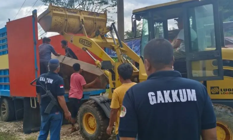 Gakkum KLHK Sulsel Tangkap Pelaku Ilegal Logging di Tana Toraja Gakkum KLHK Sulsel Tangkap Pelaku Ilegal Logging di Tana Toraja