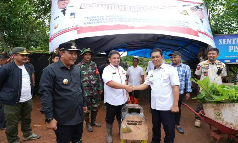 Pj Gubernur Bahtiar Serahkan Bantuan Alat Perajang Pisang untuk Bantu Produksi UMKM Pj Gubernur Bahtiar Serahkan Bantuan Alat Perajang Pisang untuk Bantu Produksi UMKM