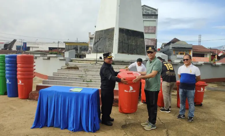 Bank Sulselbar Sumbangkan Tong Sampah untuk Pemerintah Kabupaten Toraja Utara Bank Sulselbar Sumbangkan Tong Sampah untuk Pemerintah Kabupaten Toraja Utara