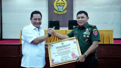 Pj Gubernur Sulsel Berikan Piagam Penghargaan untuk Pangdam XIV/Hasanuddin (Foto: Pemprov Sulsel)