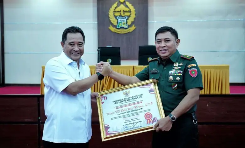 Pj Gubernur Sulsel Berikan Piagam Penghargaan untuk Pangdam XIV/Hasanuddin Pj Gubernur Sulsel Berikan Piagam Penghargaan untuk Pangdam XIV/Hasanuddin