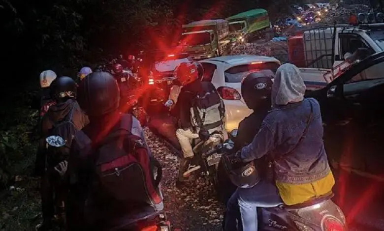 Longsor Kembali Terjadi di Tompo Ladang, Kemacetan Merayap hingga 1,2 Kilometer Longsor Kembali Terjadi di Tompo Ladang, Kemacetan Merayap hingga 1,2 Kilometer