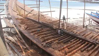 Pembuatan kapal pinisi di Desa Tana Beru