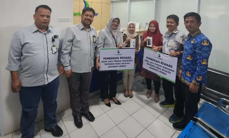 Sabet Predikat Terbaik Kedua dan Ketiga di Sulsel, Agen Bank Sulselbar Bulukumba Terima Hadiah (Foto: Pemprov Sulsel)