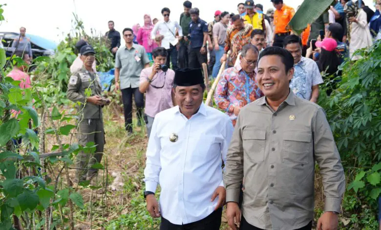 Pj Gubernur Bahtiar dan Komisi V DPR Pastikan Kesiapan Lahan Stadion di Makassar Pj Gubernur Bahtiar dan Komisi V DPR Pastikan Kesiapan Lahan Stadion di Makassar