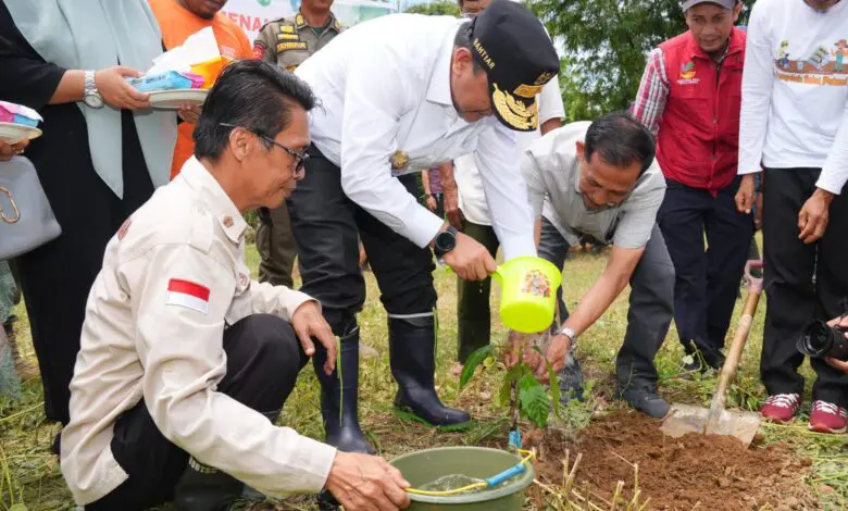 Warga Antusias Dukung Penanaman Pohon Serentak di Hari Bumi Warga Antusias Dukung Penanaman Pohon Serentak di Hari Bumi