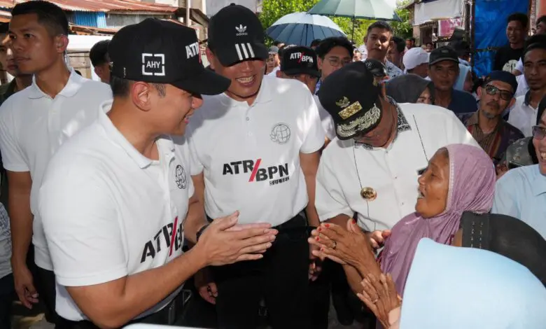 AHY Bagi-bagi Sertipikat di Gowa, Pj Gubernur Bahtiar Semringah AHY Bagi-bagi Sertipikat di Gowa, Pj Gubernur Bahtiar Semringah