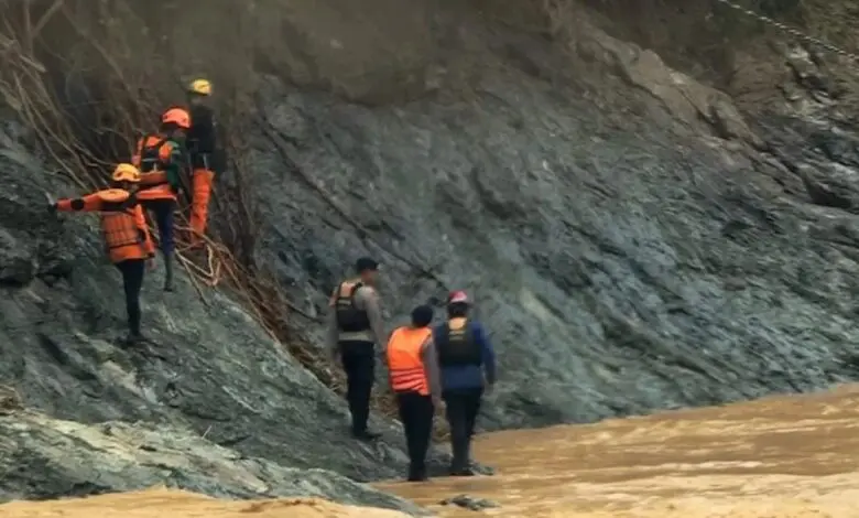 Basarnas Terjunkan 5 Tim untuk Mencari Anak di Luwu yang Hilang Terseret Banjir Basarnas Terjunkan 5 Tim untuk Mencari Anak di Luwu yang Hilang Terseret Banjir