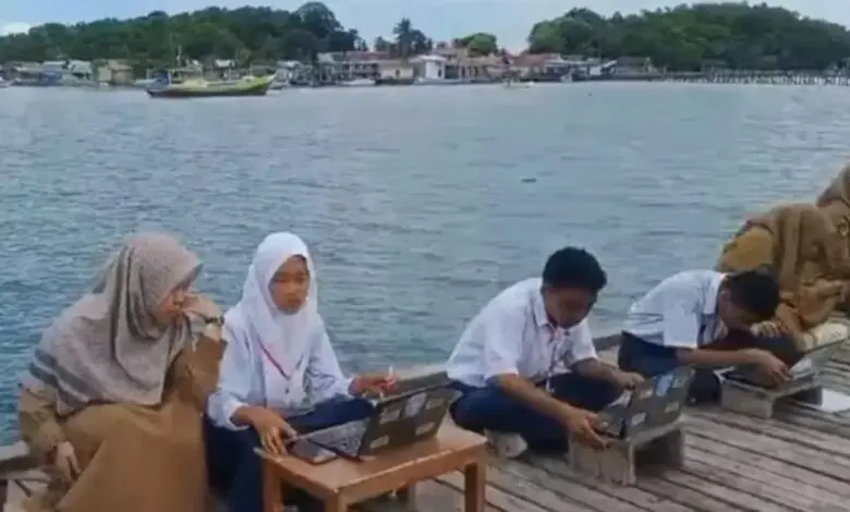 Siswa SMPN 31 Pulau Sembilan Laksanakan Ujian di Dermaga Viral, Ini Kata Pihak Sekolah Siswa SMPN 31 Pulau Sembilan Laksanakan Ujian di Dermaga Viral, Ini Kata Pihak Sekolah