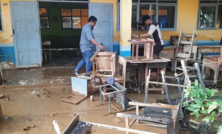 Dinas Pendidikan Sulsel Sebut Ada 8 SMA/SMK yang Terdampak Bencana Banjir dan Longsor Dinas Pendidikan Sulsel Sebut Ada 8 SMA/SMK yang Terdampak Bencana Banjir dan Longsor