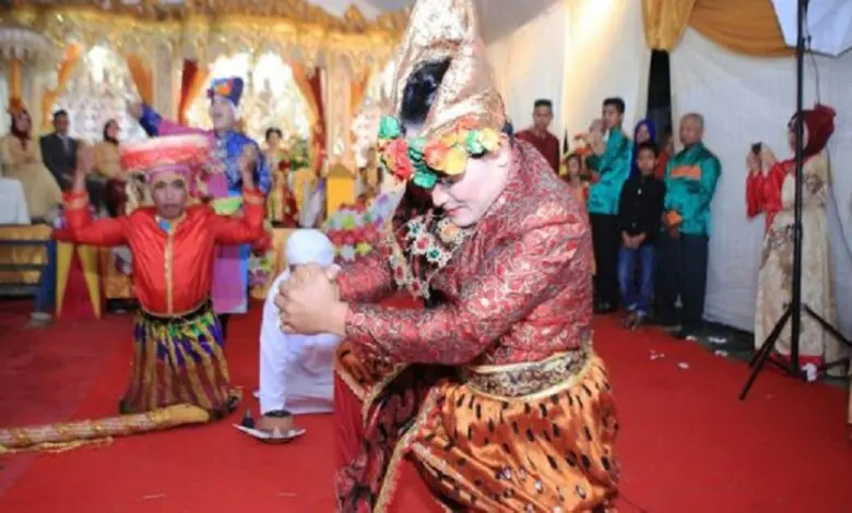 Atraksi Maghiri Bissu dari Sulsel, Unjuk Kebolehan di Gelaran Festival Budaya Bugis 2024 Atraksi Maghiri Bissu dari Sulsel, Unjuk Kebolehan di Gelaran Festival Budaya Bugis 2024