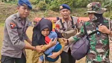 Warga Sakit Stroke di Wilayah Terisolasi Luwu, Berhasil Dievakuasi Polri-TNI (Foto: Humas Polda Sulsel)