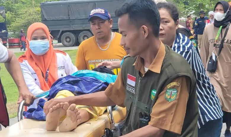 Nakes Harus Jalan Kaki untuk Layani Korban Banjir dan Longsor di Latimojong Nakes Harus Jalan Kaki untuk Layani Korban Banjir dan Longsor di Latimojong