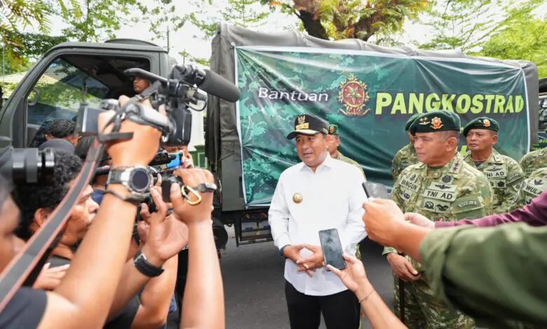 Pj Gubernur Sulsel dan Pangdiv 3 Kostrad Lepas 10 Truk Bantuan untuk Luwu Pj Gubernur Sulsel dan Pangdiv 3 Kostrad Lepas 10 Truk Bantuan untuk Luwu
