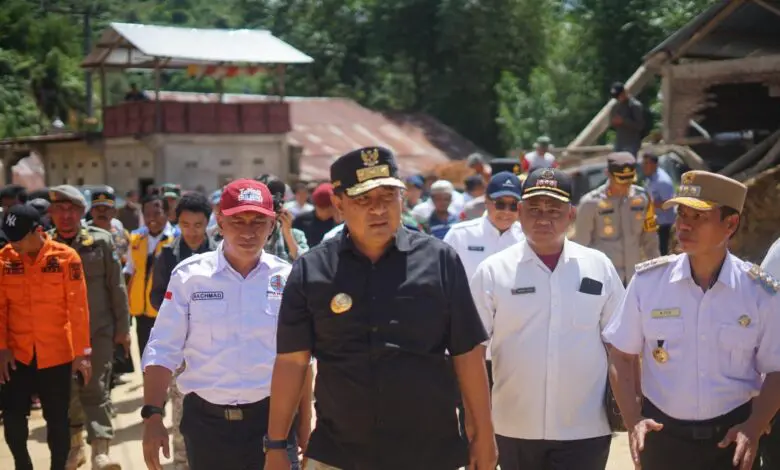 Baru Tiba dari Pasangkayu, Pj Gubernur Bahtiar Langsung ke Lokasi Longsor Mamasa Baru Tiba dari Pasangkayu, Pj Gubernur Bahtiar Langsung ke Lokasi Longsor Mamasa