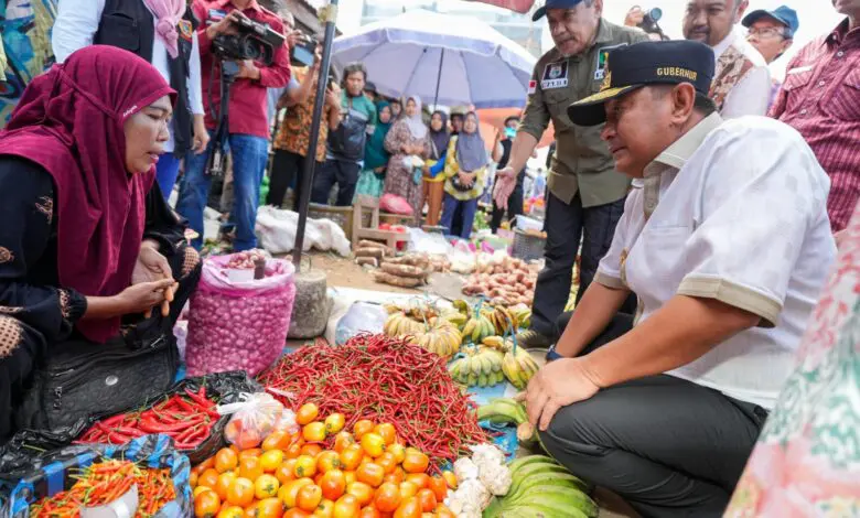 Datangi Pasar di Polman, Pj Gubernur Bahtiar Pastikan Harga Kebutuhan Pokok Terukur Datangi Pasar di Polman, Pj Gubernur Bahtiar Pastikan Harga Kebutuhan Pokok Terukur