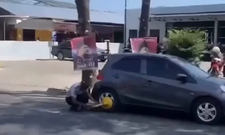Parkir Sembarangan, Sejumlah Kendaraan di Makassar Digembok dan Ditilang Petugas Parkir Sembarangan, Sejumlah Kendaraan di Makassar Digembok dan Ditilang Petugas
