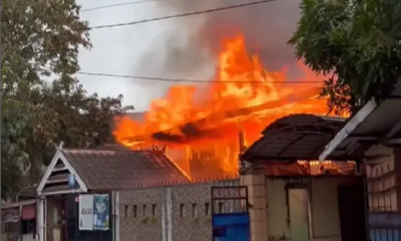 Kebakaran Hebat Menimpa Rumah Penjual Gas LPG di Kota Makassar Kebakaran Hebat Menimpa Rumah Penjual Gas LPG di Kota Makassar