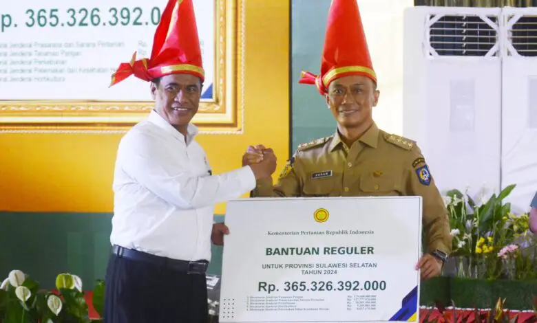 Mentan Salurkan Bantuan Rp410 Miliar untuk Warga Sulsel Mentan Salurkan Bantuan Rp410 Miliar untuk Warga Sulsel