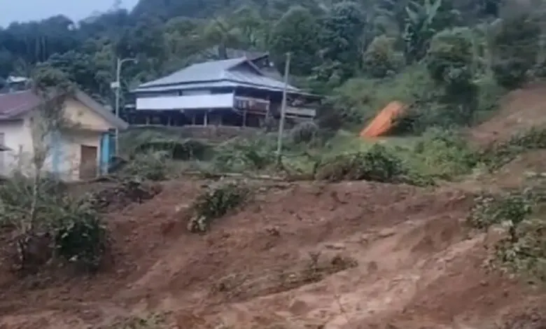 Pengungsi Korban Longsor Latimojong, Luwu, Mengaku Masih Merasakan Adanya Tanah Bergerak Pengungsi Korban Longsor Latimojong, Luwu, Mengaku Masih Merasakan Adanya Tanah Bergerak