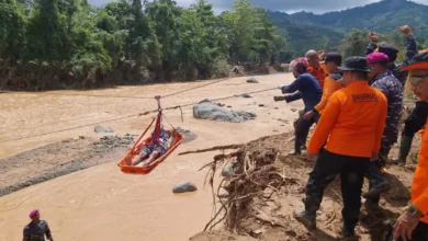 8 warga yang Terisolasi Pascabencana Banjir di Luwu, Berhasil Dievakuasi Tim SAR (Foto: Dok. Basarnas Makassar)