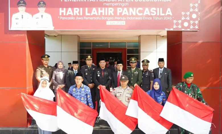 Pimpin Upacara Hari Lahir Pancasila, Wabup Bulukumba, Edy Manaf Serahkan Bendera Merah Putih Pimpin Upacara Hari Lahir Pancasila, Wabup Bulukumba, Edy Manaf Serahkan Bendera Merah Putih