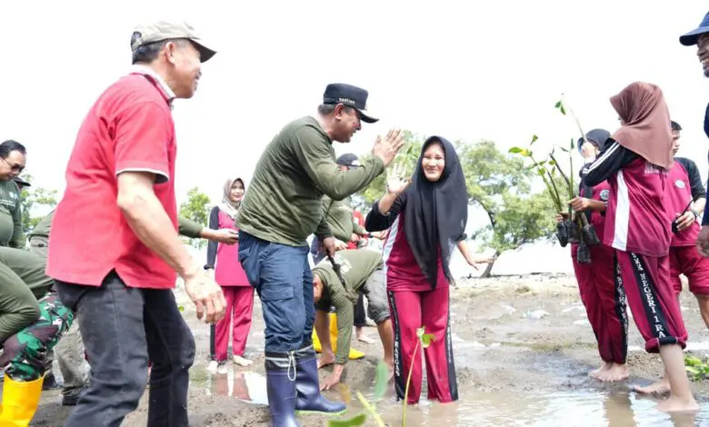 Pj Gubernur Bahtiar, Milenial, dan Gen Z, Tanam Mangrove di Pantai Sumare Mamuju Pj Gubernur Bahtiar, Milenial, dan Gen Z, Tanam Mangrove di Pantai Sumare Mamuju