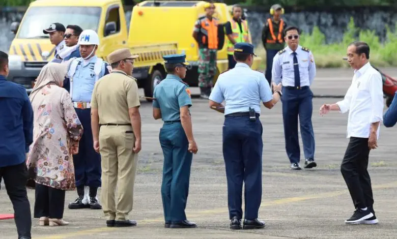 Forkompimda Sulsel Sambut Jokowi di Pangkalan TNI AU Sultan Hasanuddin Forkompimda Sulsel Sambut Jokowi di Pangkalan TNI AU Sultan Hasanuddin