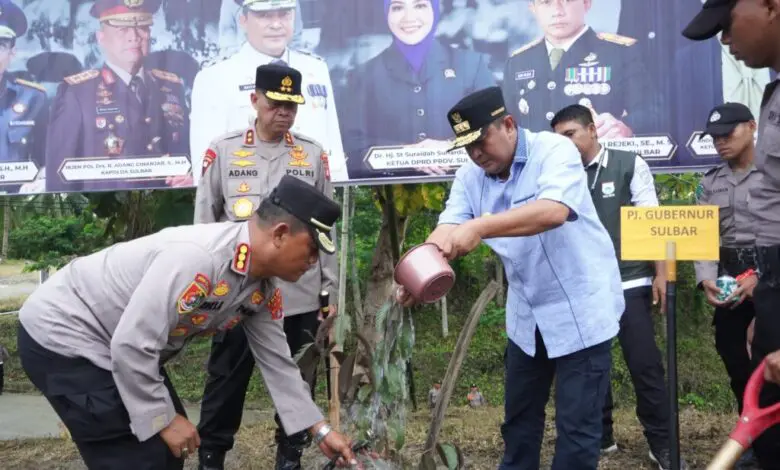 Antisipasi Krisis Pangan, Pj Gubernur dan Kapolda Sulbar Kompak Tanam Sukun di Majene Antisipasi Krisis Pangan, Pj Gubernur dan Kapolda Sulbar Kompak Tanam Sukun di Majene