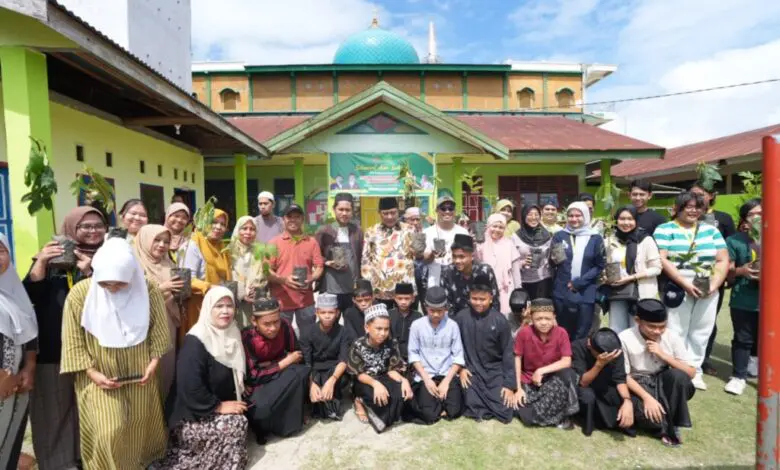 Pj Gubernur Bahtiar Bersama Mahasiswa UGM Tanam Sukun, Atasi Ancaman Krisis Iklim Pj Gubernur Bahtiar Bersama Mahasiswa UGM Tanam Sukun, Atasi Ancaman Krisis Iklim