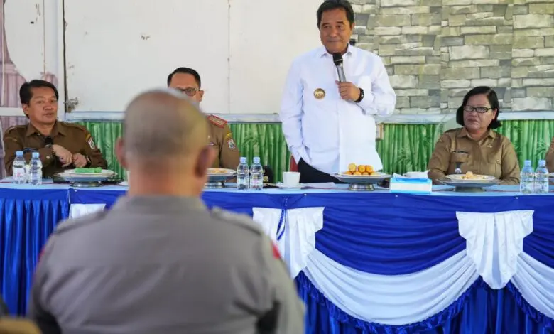 Tatkala Pj Gubernur Bahtiar “Dihujani” Curhat oleh Warga dan Tokoh Masyarakat Mamasa Tatkala Pj Gubernur Bahtiar “Dihujani” Curhat oleh Warga dan Tokoh Masyarakat Mamasa