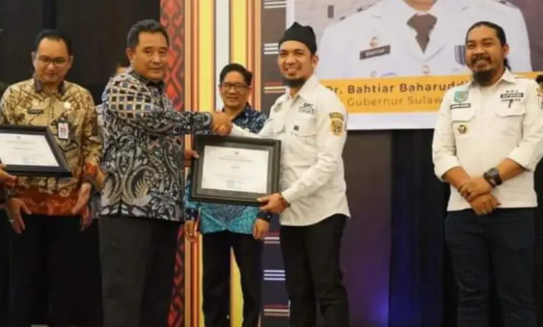 Raih Paralegal Justice Award, 4 Kades Terima Penghargaan dari Pj Gubernur Sulbar Raih Paralegal Justice Award, 4 Kades Terima Penghargaan dari Pj Gubernur Sulbar