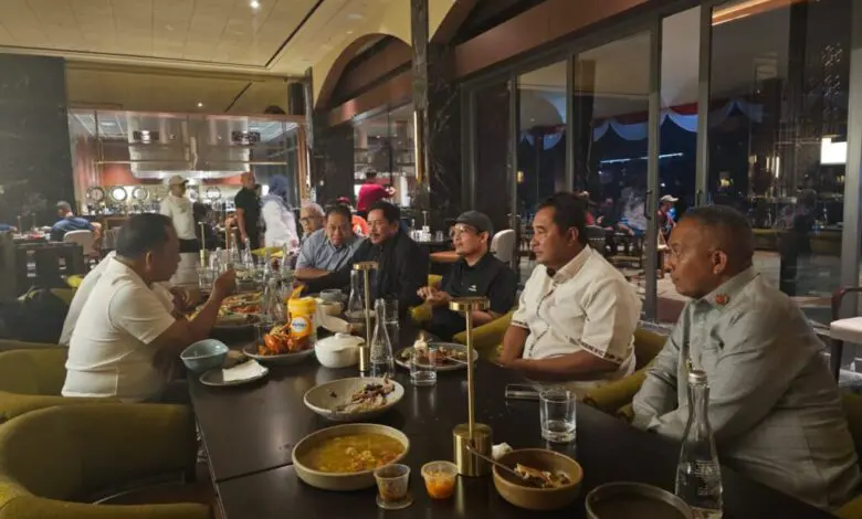 Makan Malam Bersama Mendagri, Bahtiar Terus Promosikan Sulbar Sebagai Penyanggah IKN Makan Malam Bersama Mendagri, Bahtiar Terus Promosikan Sulbar Sebagai Penyanggah IKN
