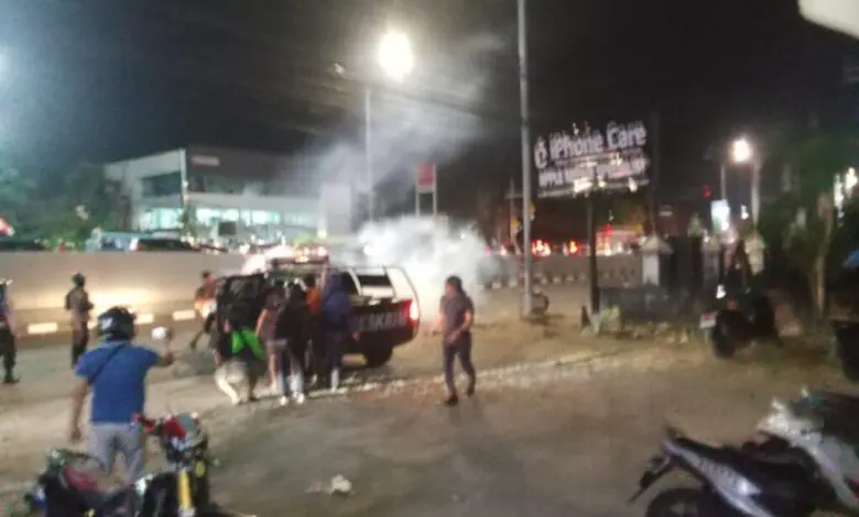 Unjuk Rasa di Makassar Ricuh, Satu Angkot Dibakar dan Dua Mahasiswa Ditangkap Unjuk Rasa di Makassar Ricuh, Satu Angkot Dibakar dan Dua Mahasiswa Ditangkap