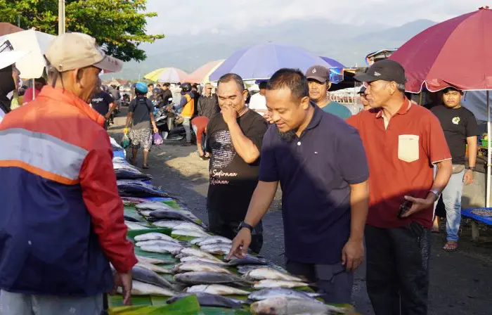 Sapa Pedagang dan Pembeli Ikan, Andi Sudirman Blusukan di TPU Palopo Sapa Pedagang dan Pembeli Ikan, Andi Sudirman Blusukan di TPU Palopo