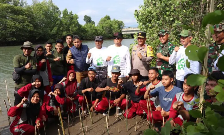 Semarak Hari Jadi ke 20 Sulbar, Sekprov Idris Ajak Kabupaten Terlibat Sepekan Menanam Mangrove Semarak Hari Jadi ke 20 Sulbar, Sekprov Idris Ajak Kabupaten Terlibat Sepekan Menanam Mangrove