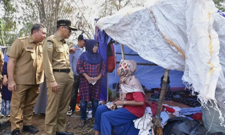 Prihatin atas Kebakaran di TPA Antang, Pj Gubernur Zudan Salurkan Bantuan ke Korban Prihatin atas Kebakaran di TPA Antang, Pj Gubernur Zudan Salurkan Bantuan ke Korban