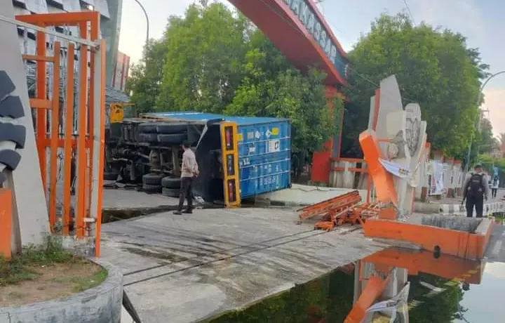 Truk Kontainer Terbalik di Depan Kampus UNM, Muatan Minyak Puluhan Ton Tumpah di Badan Jalan Truk Kontainer Terbalik di Depan Kampus UNM, Muatan Minyak Puluhan Ton Tumpah di Badan Jalan