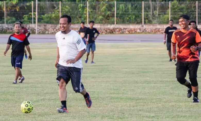 Potret Andi Sudirman Main Bola di Luwu Timur, Warga Sebut Sosok Merakyat Potret Andi Sudirman Main Bola di Luwu Timur, Warga Sebut Sosok Merakyat