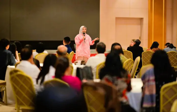 Potret Keakraban Cawagub Fatmawati Rusdi Saat Hadiri Ultah Tokoh Masyarakat Kristen Potret Keakraban Cawagub Fatmawati Rusdi Saat Hadiri Ultah Tokoh Masyarakat Kristen