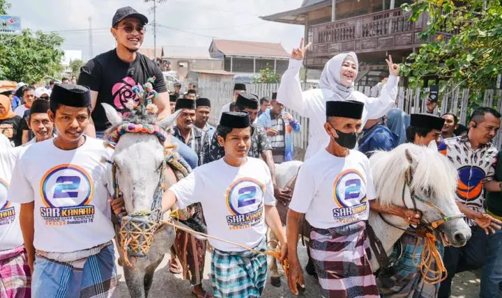 Potret Kaesang dan Cawagub Fatmawati Tunggangi Kuda Hingga Disambut Masyarakat Adat di Sidrap Potret Kaesang dan Cawagub Fatmawati Tunggangi Kuda Hingga Disambut Masyarakat Adat di Sidrap
