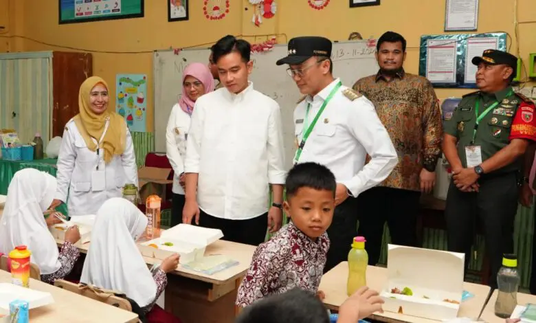 Didampingi Pj Gubernur Sulsel Zudan Arif, Wapres Gibran Tinjau Makan Bergizi Gratis di Maros Didampingi Pj Gubernur Sulsel Zudan Arif, Wapres Gibran Tinjau Makan Bergizi Gratis di Maros